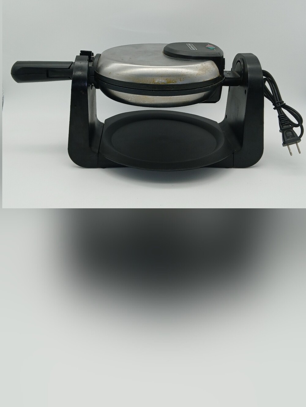 BLACK+DECKER Flip Waffle Maker WM1404S, 4 Belgian Waffles - Picture 2 of 6